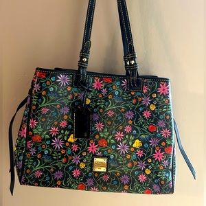 Dooney and Bourke floral tote!! So cute like new!